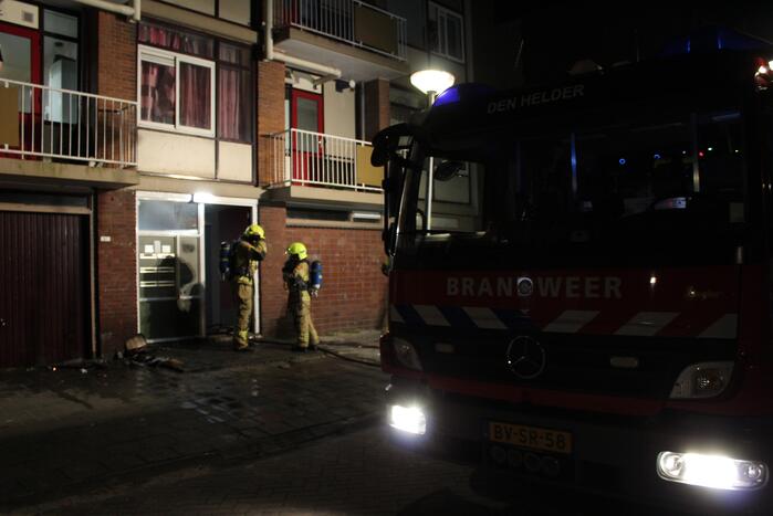 Doos met papier vat vlam in flat