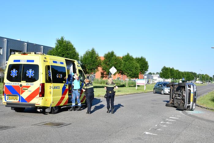 Auto belandt op zijkant na flinke aanrijding