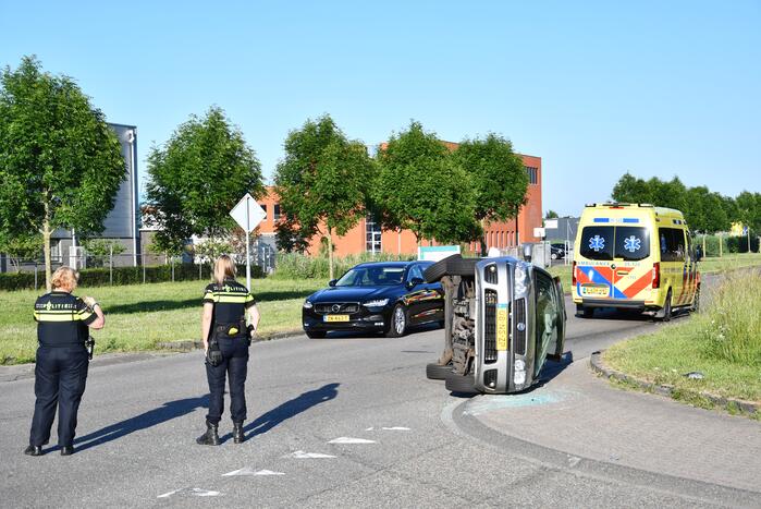 Auto belandt op zijkant na flinke aanrijding