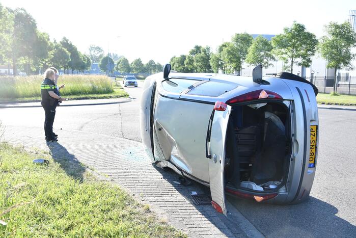 Auto belandt op zijkant na flinke aanrijding