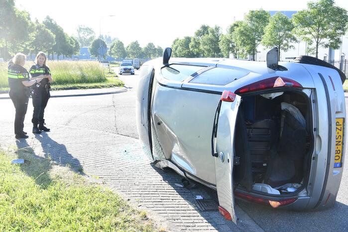 Auto belandt op zijkant na flinke aanrijding