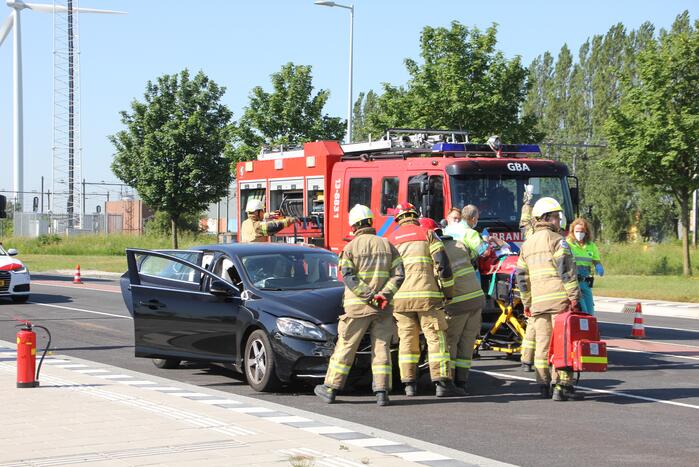 Automobilist ernstig gewond bij botsing tegen lantaarnpaal