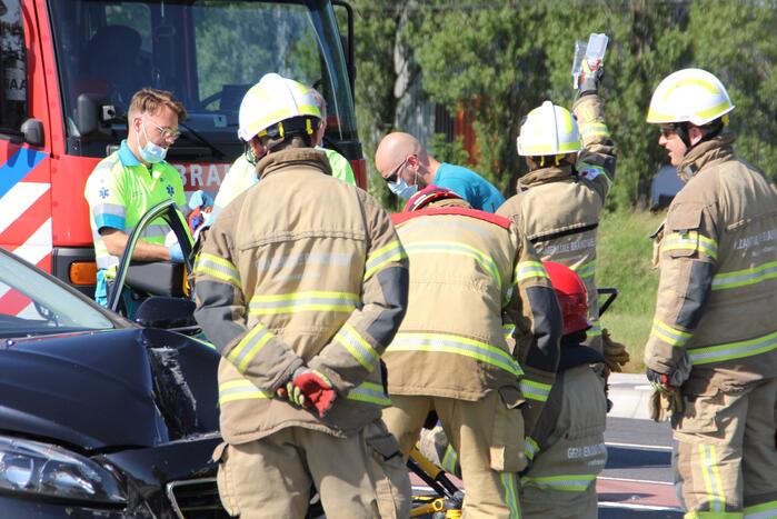 Automobilist ernstig gewond bij botsing tegen lantaarnpaal