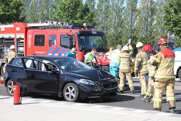 Automobilist ernstig gewond bij botsing tegen lantaarnpaal