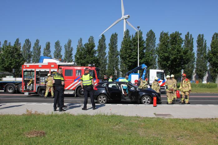 Automobilist ernstig gewond bij botsing tegen lantaarnpaal