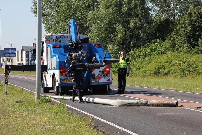 Automobilist ernstig gewond bij botsing tegen lantaarnpaal