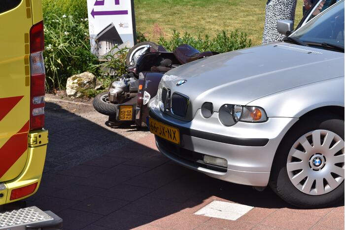 Auto botst op brommer
