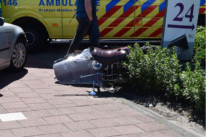 Auto botst op brommer