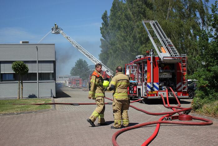 Brand op dak van bedrijfspand