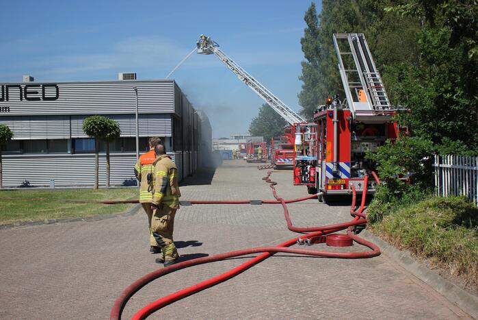 Brand op dak van bedrijfspand