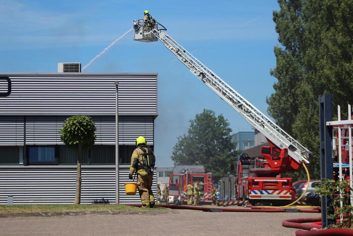 Brand op dak van bedrijfspand