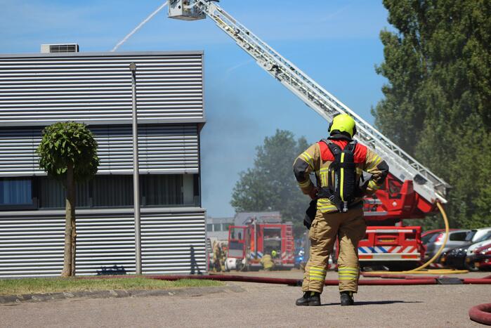 Brand op dak van bedrijfspand