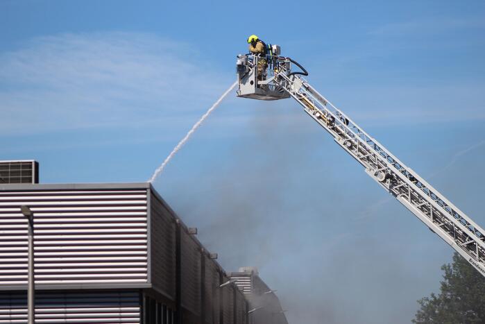 Brand op dak van bedrijfspand