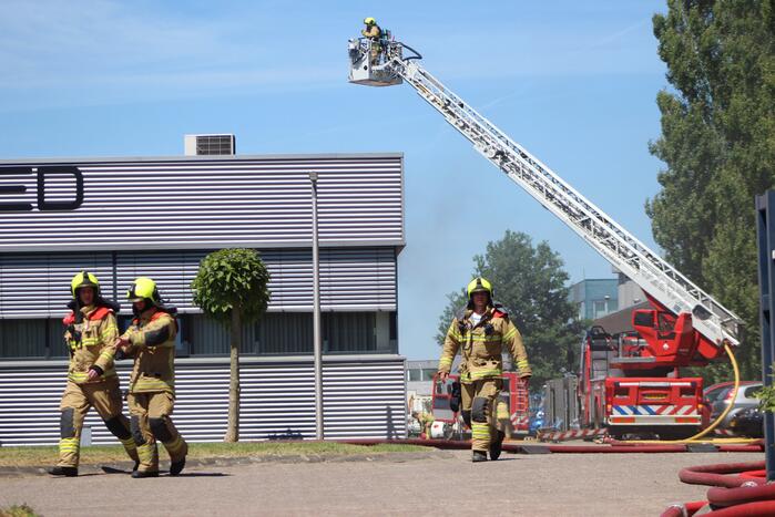 Brand op dak van bedrijfspand