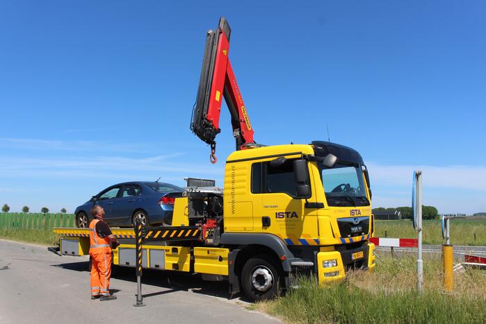 Automobilist botst op schrikhek