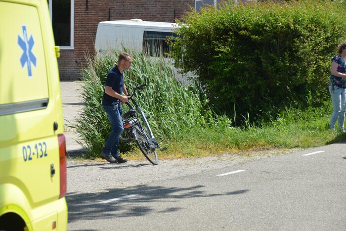 DHL-bus botst op fietser