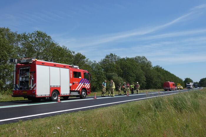 Automobilist rolt van talud af