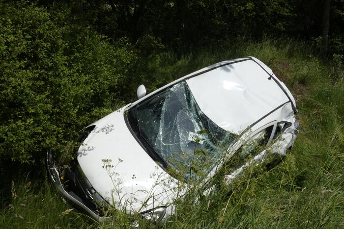 Automobilist rolt van talud af