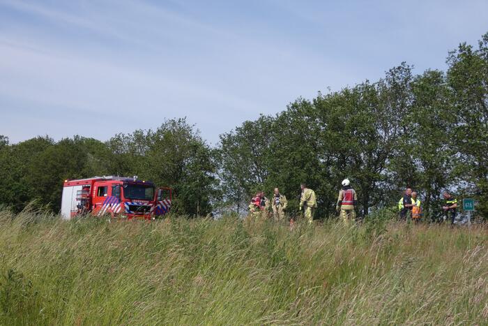 Automobilist rolt van talud af