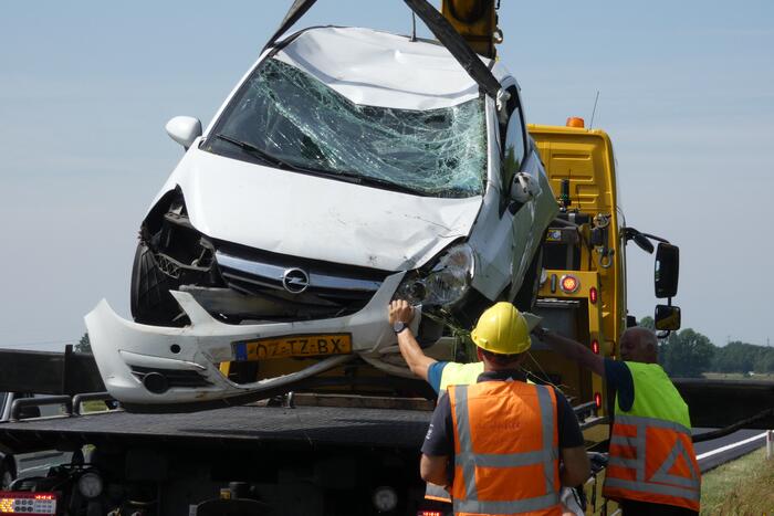 Automobilist rolt van talud af