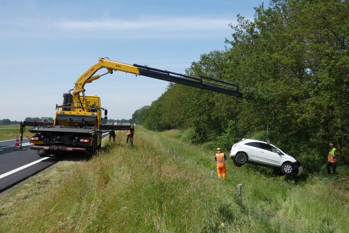 Automobilist rolt van talud af