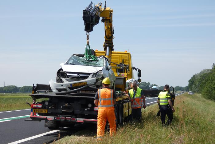 Automobilist rolt van talud af