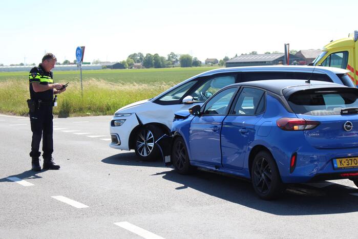 Twee personenwagens botsen op kruispunt