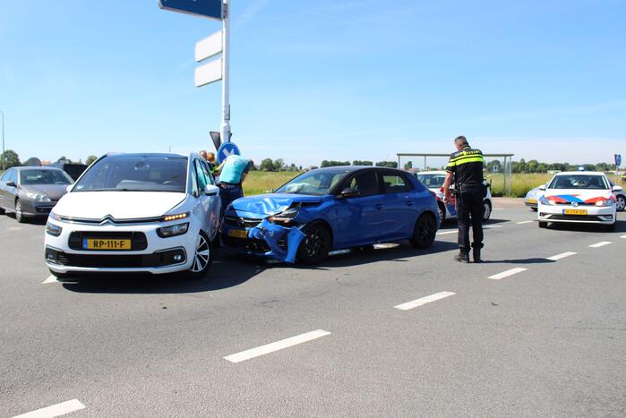 Twee personenwagens botsen op kruispunt