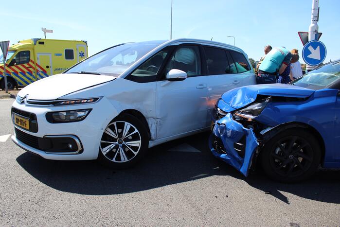 Twee personenwagens botsen op kruispunt