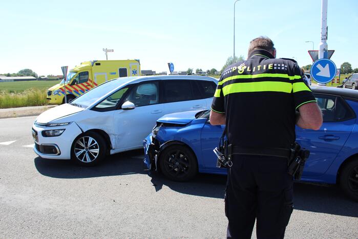 Twee personenwagens botsen op kruispunt