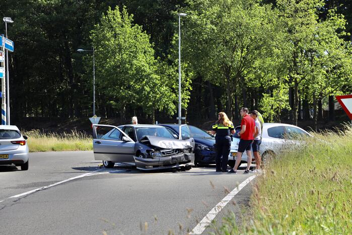 Twee auto's in de kreukels na botsing