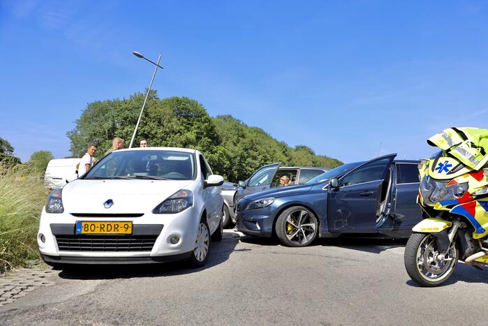 Twee auto's in de kreukels na botsing