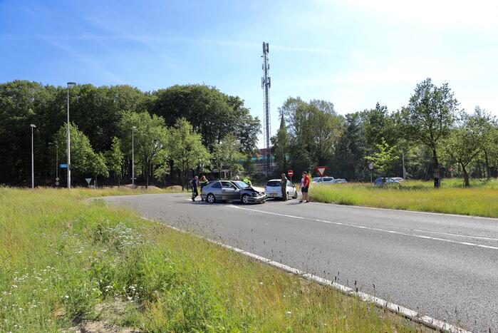 Twee auto's in de kreukels na botsing