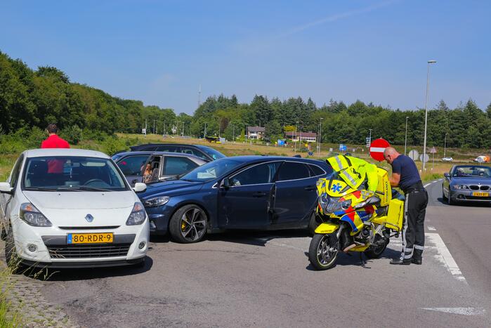 Twee auto's in de kreukels na botsing