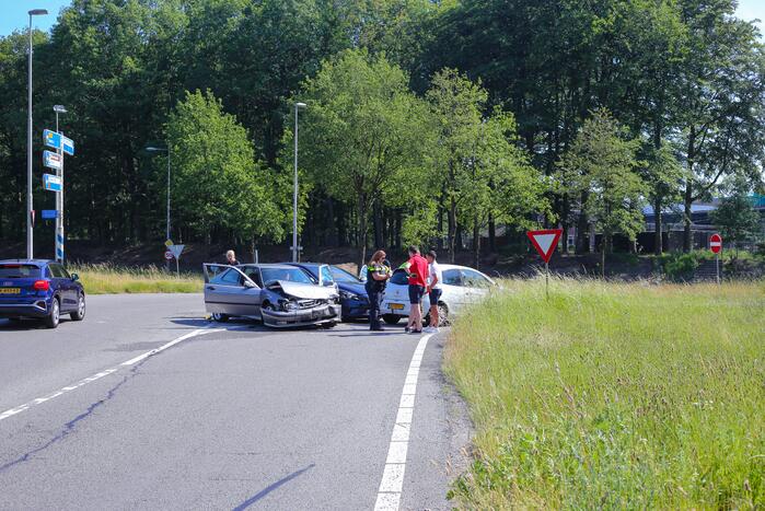 Twee auto's in de kreukels na botsing