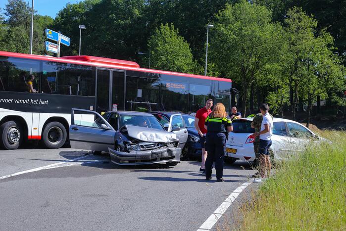 Twee auto's in de kreukels na botsing