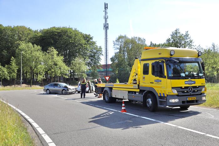 Twee auto's in de kreukels na botsing
