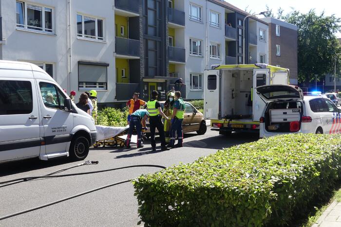 Auto botst tegen flatgebouw
