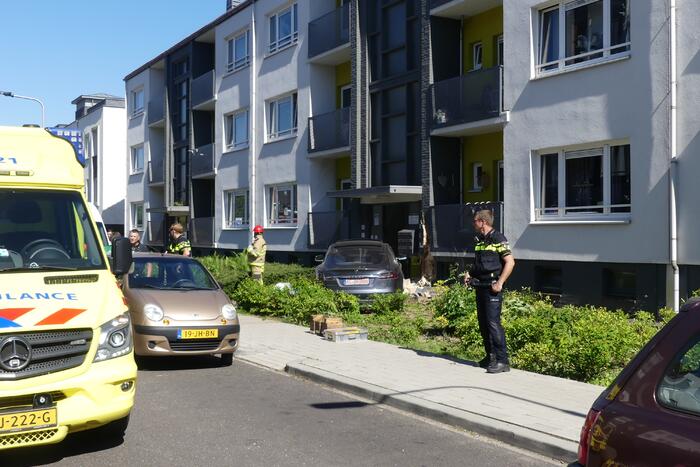 Auto botst tegen flatgebouw