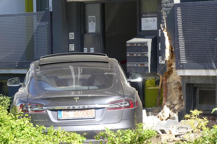 Auto botst tegen flatgebouw