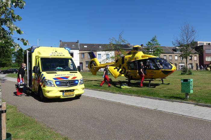 Auto botst tegen flatgebouw