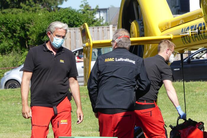 Auto botst tegen flatgebouw