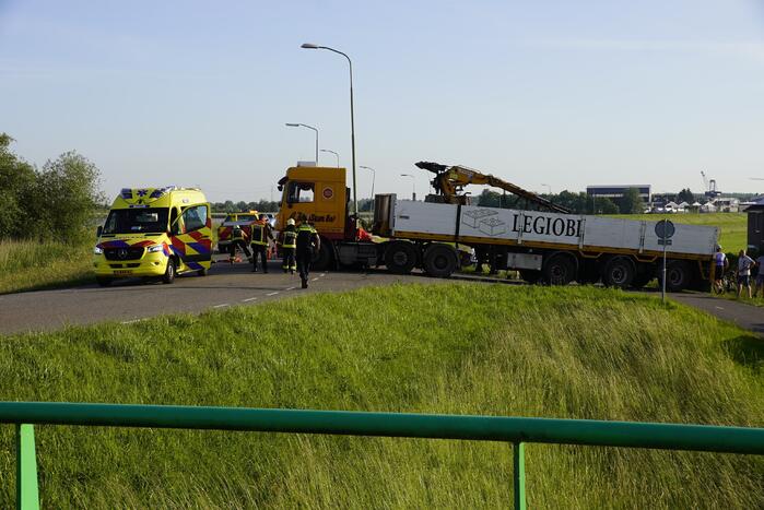 E-bikester bekneld onder vrachtwagen door ongeval