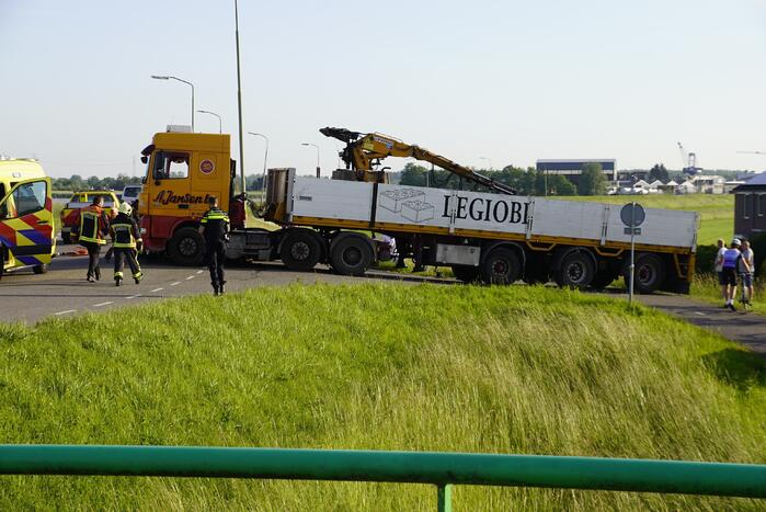 E-bikester bekneld onder vrachtwagen door ongeval