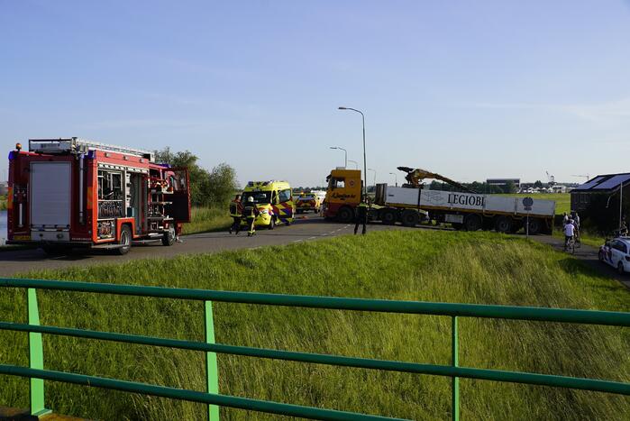 E-bikester bekneld onder vrachtwagen door ongeval