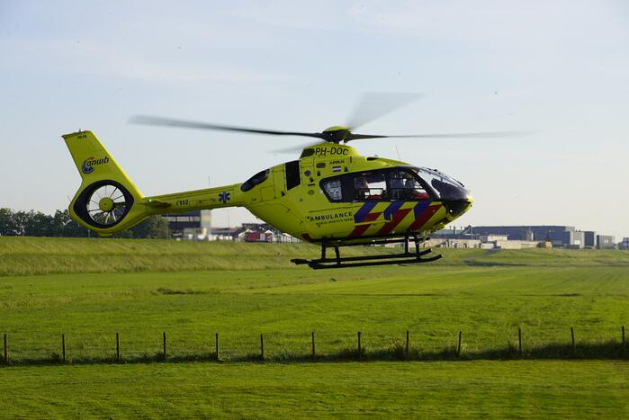 E-bikester bekneld onder vrachtwagen door ongeval