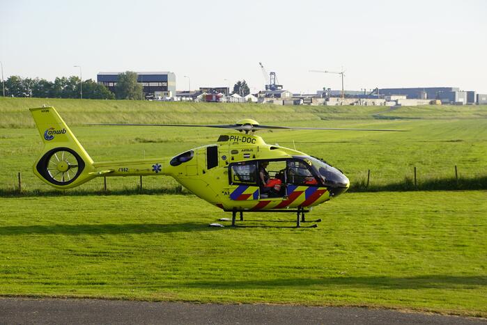 E-bikester bekneld onder vrachtwagen door ongeval