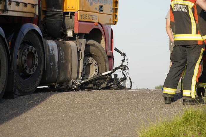 E-bikester bekneld onder vrachtwagen door ongeval