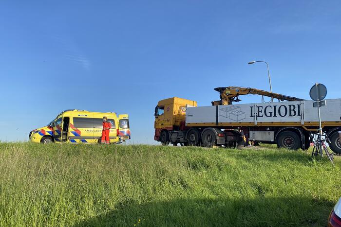 E-bikester bekneld onder vrachtwagen door ongeval