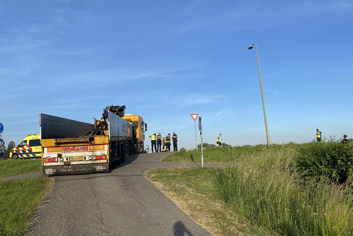 E-bikester bekneld onder vrachtwagen door ongeval
